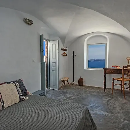 Opuntia Traditional Cave House Οία